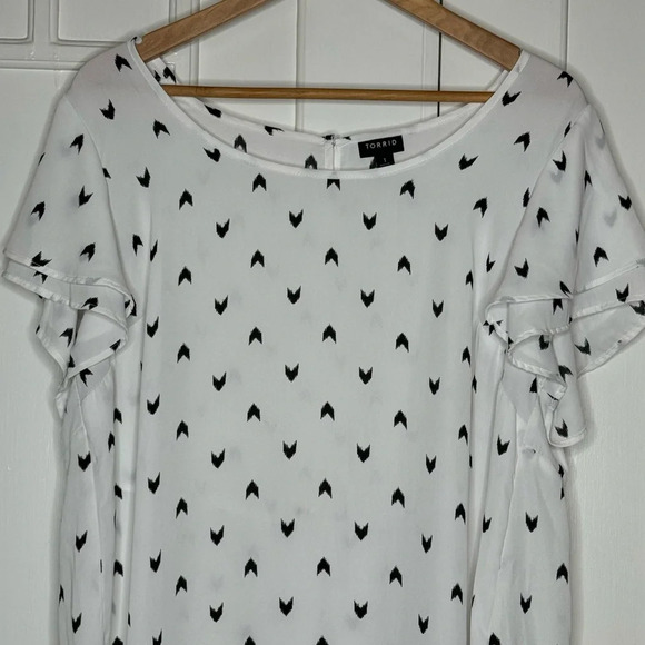 Torrid White Flutter Sleeve Blouse Black Chevron Pattern Flattering Flowy Modern - Picture 10 of 11